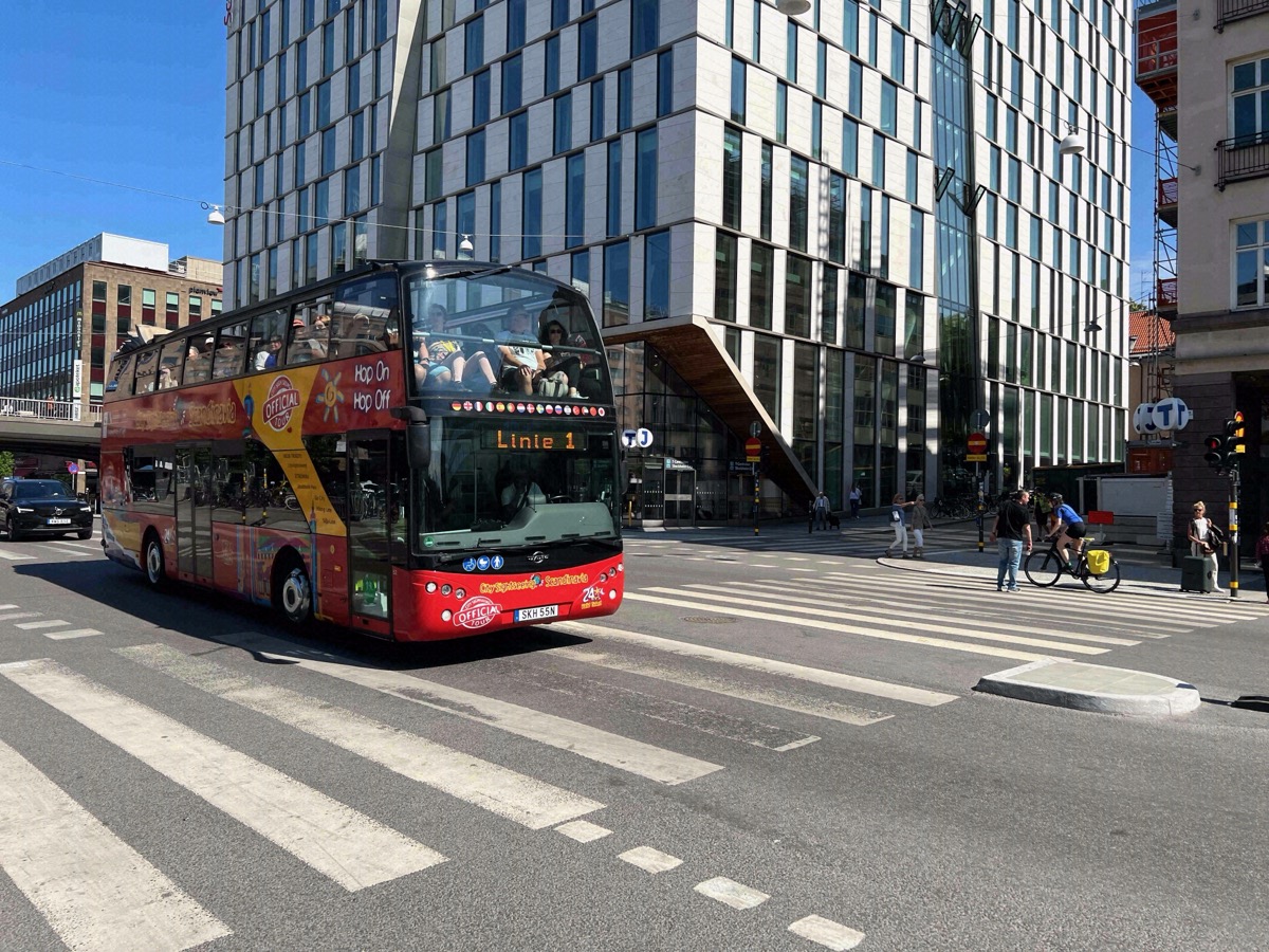 Roter Hop-on-Hop-off-Sightseeing-Bus in Stockholm