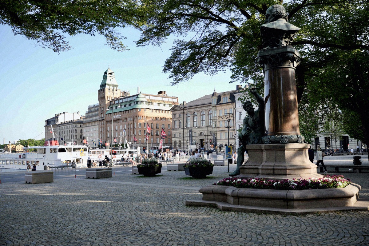 Der Kungsträdgården mit Brunnen und Blick zum Hafen von Stockholm